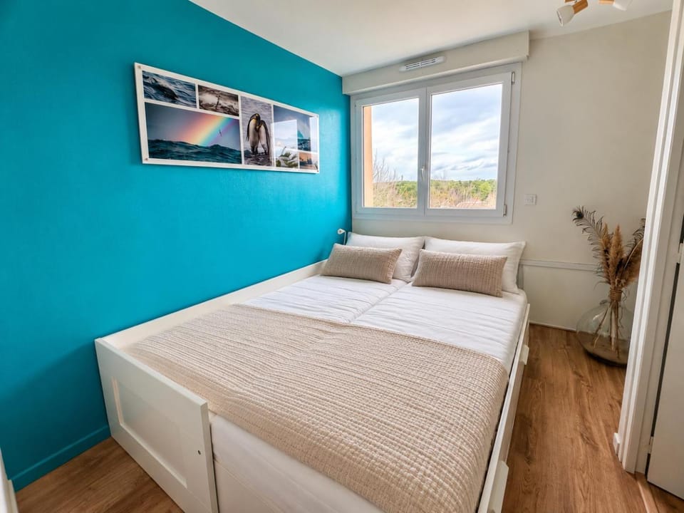 Photo of the whole room, kitchen