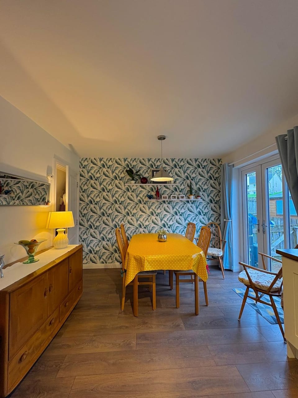 Seating area, Dining area