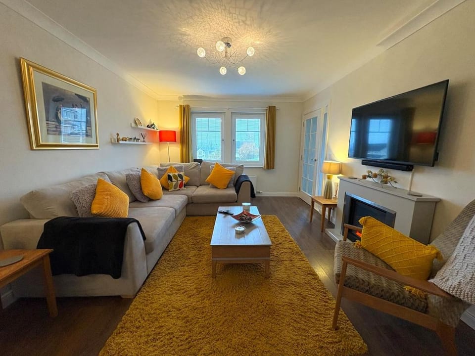 Communal lounge/ TV room, TV and multimedia, Living room, Seating area, Evening entertainment