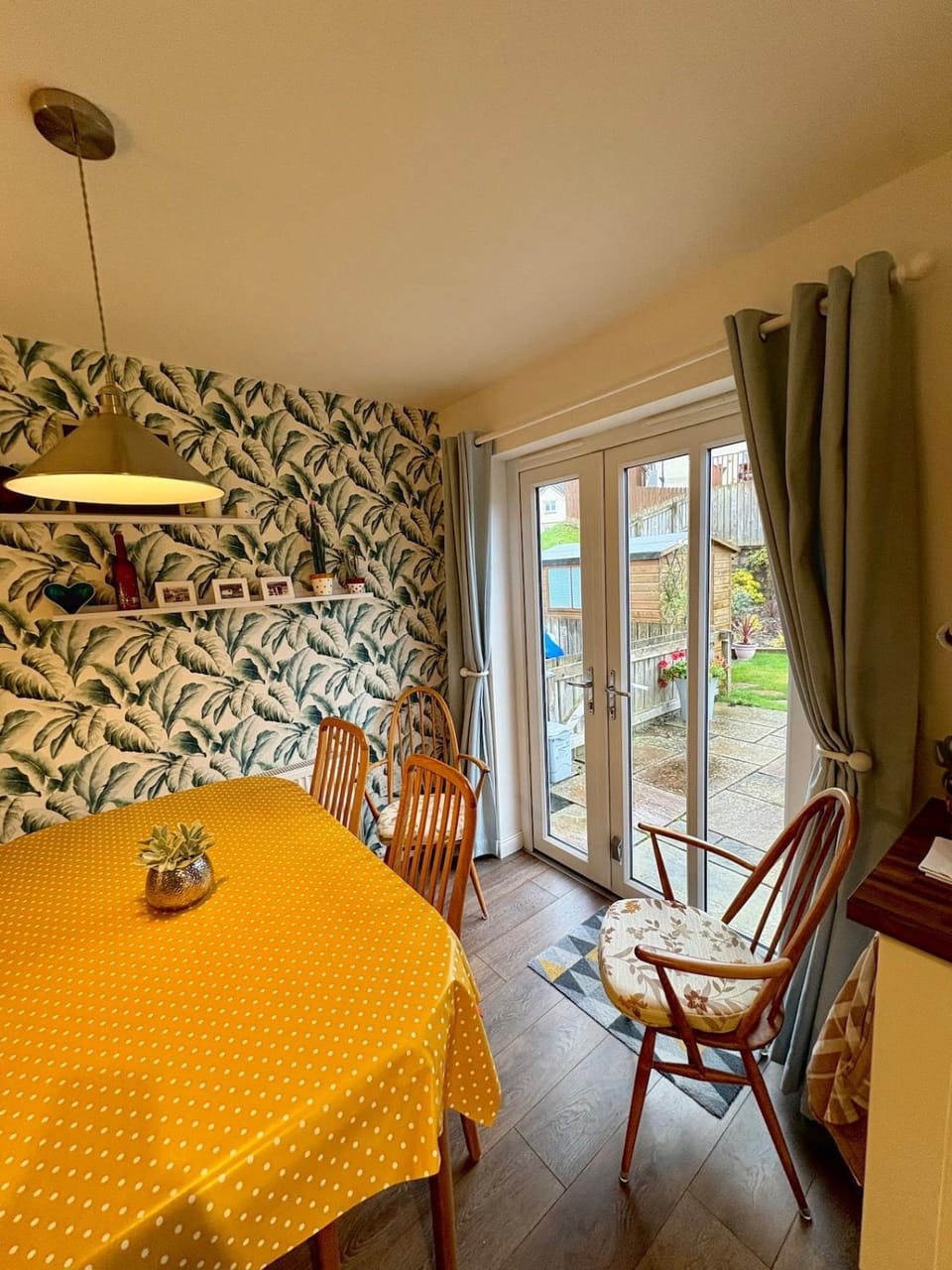 Seating area, Dining area