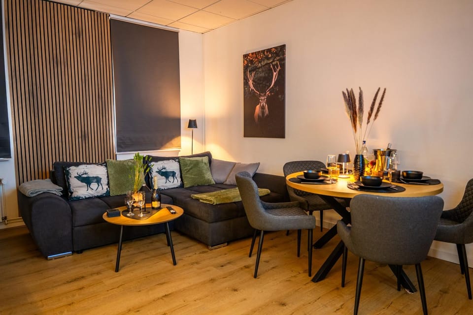 Living room, Food and drinks, Seating area, Dining area, Food, Drinks