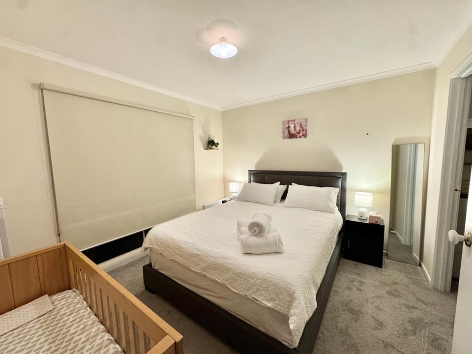 Bed, Photo of the whole room, Bedroom, towels