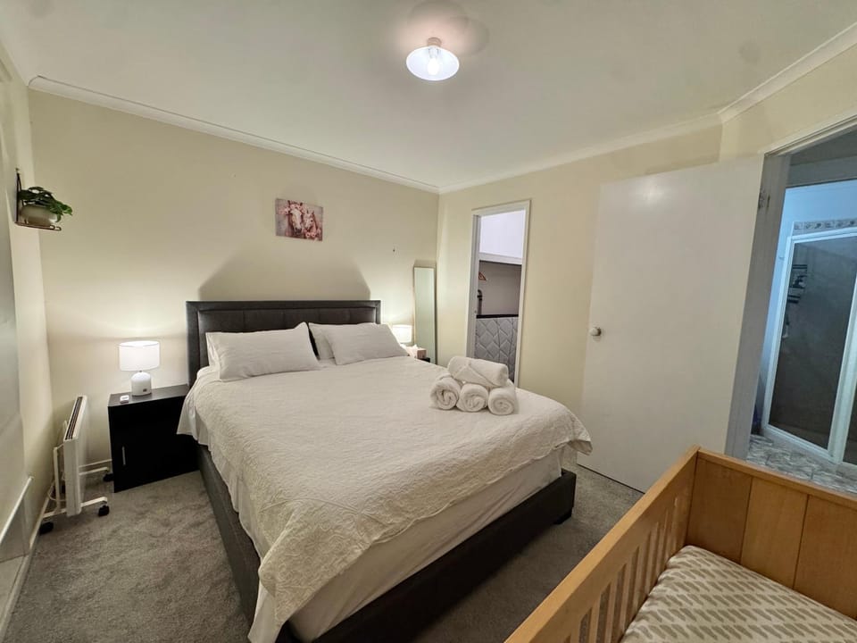 Bed, Photo of the whole room, Bedroom, towels