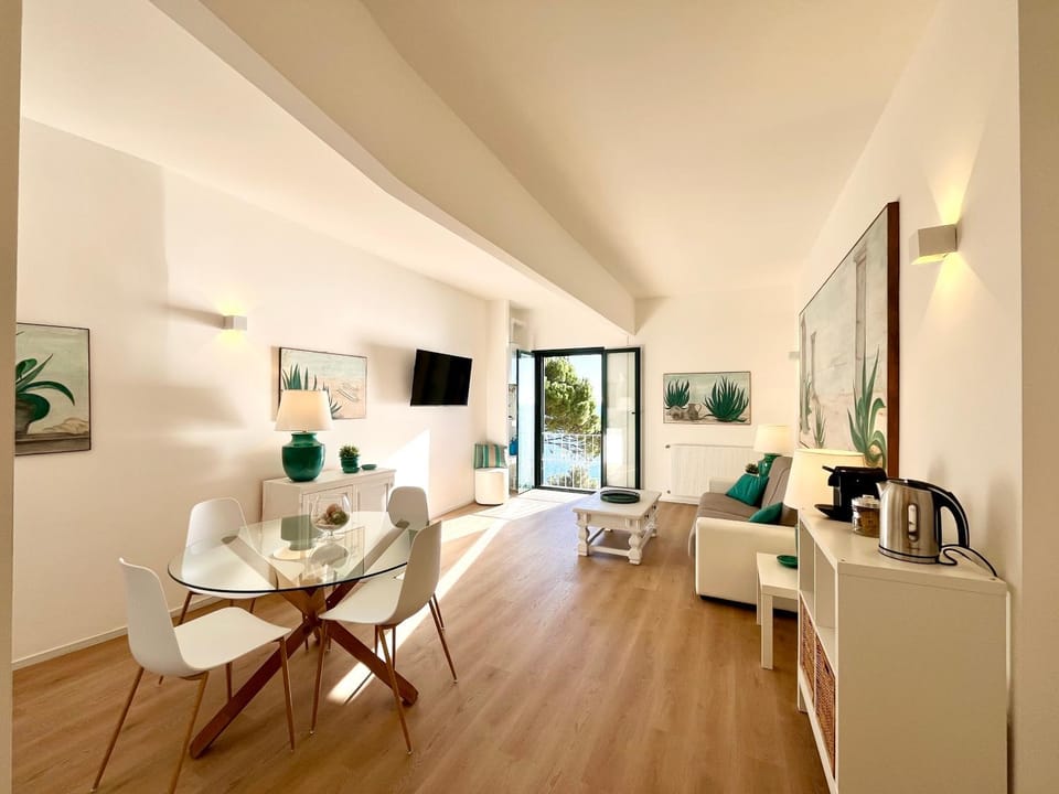 TV and multimedia, Coffee/tea facilities, Living room, Seating area, Dining area