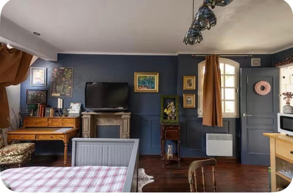Bed, TV and multimedia, Kitchen or kitchenette, Bedroom