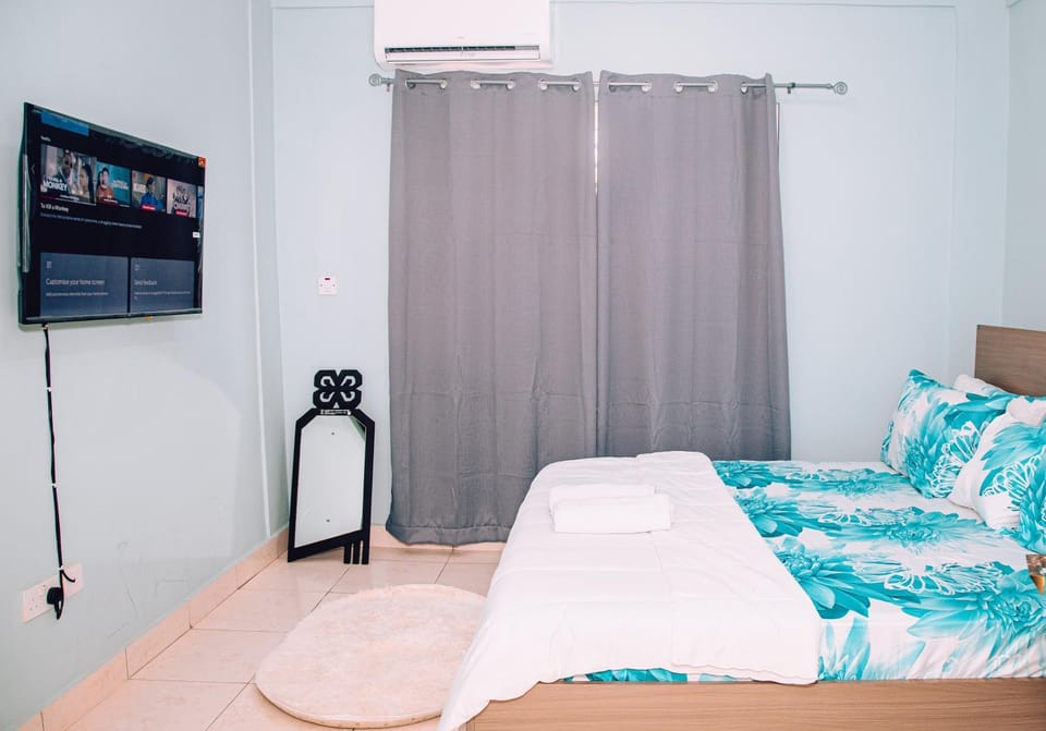 Bed, TV and multimedia, Bedroom