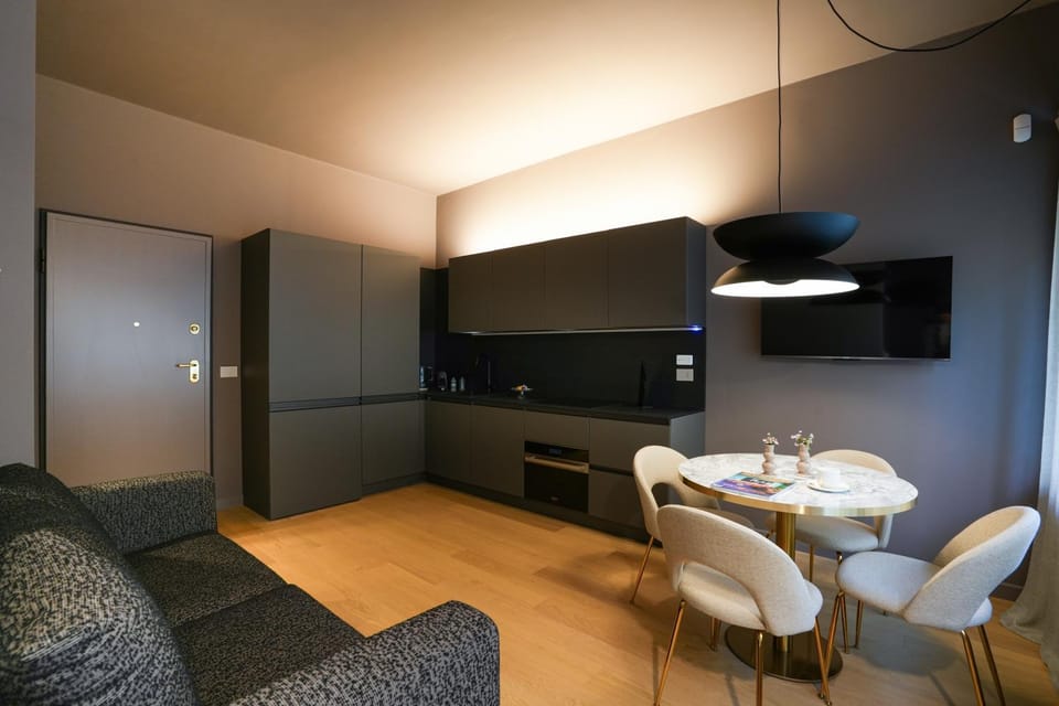 TV and multimedia, Kitchen or kitchenette, Living room, Seating area, Dining area, oven, wardrobe