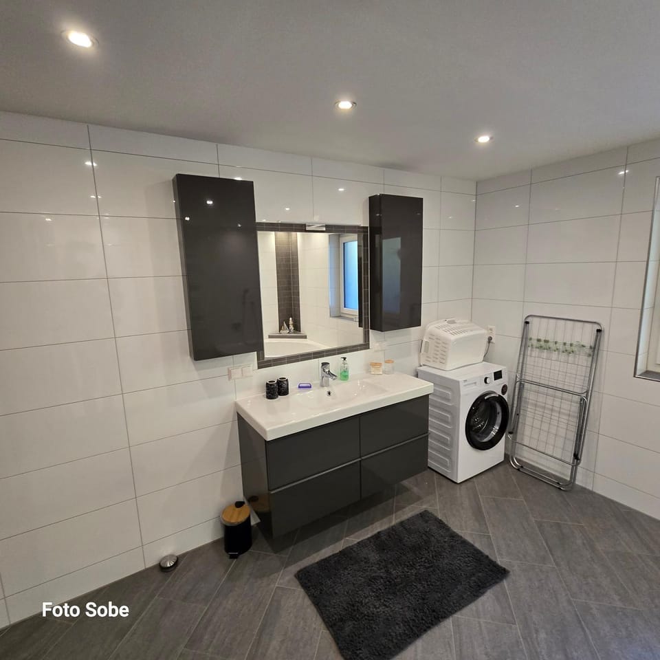 Bathroom, towels, washing machine
