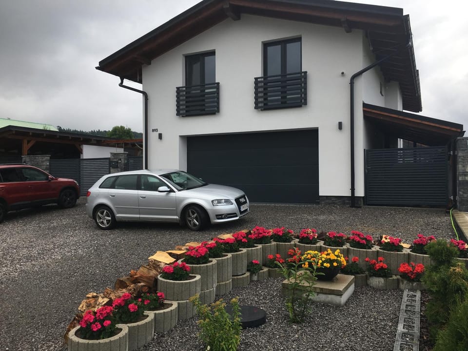 Property building, Spring, Day, Garden, Parking