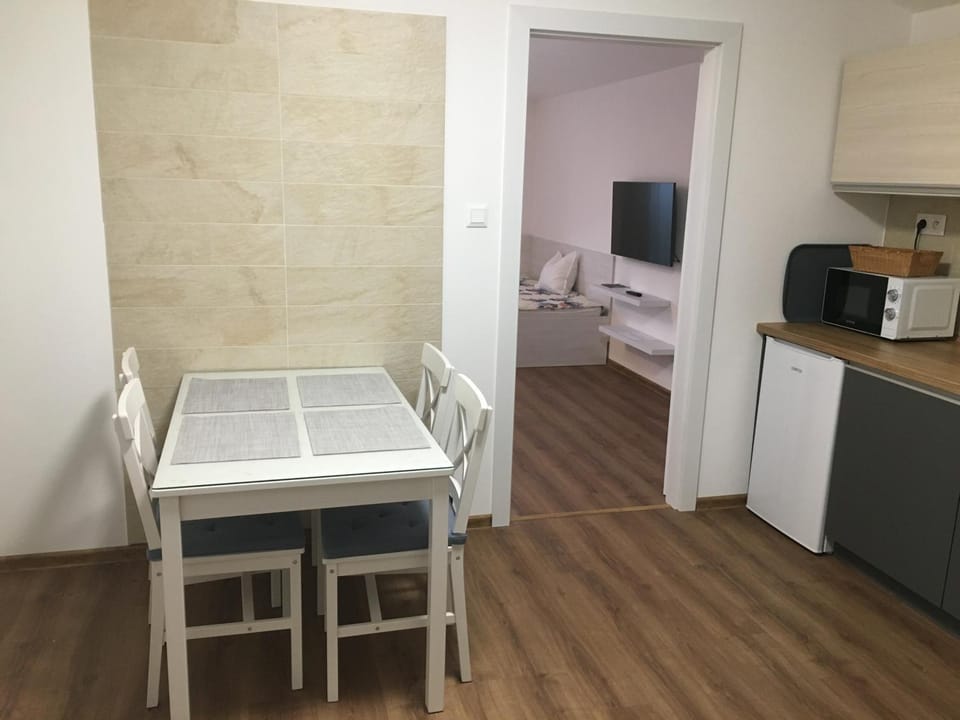Kitchen or kitchenette, Photo of the whole room, Dining area