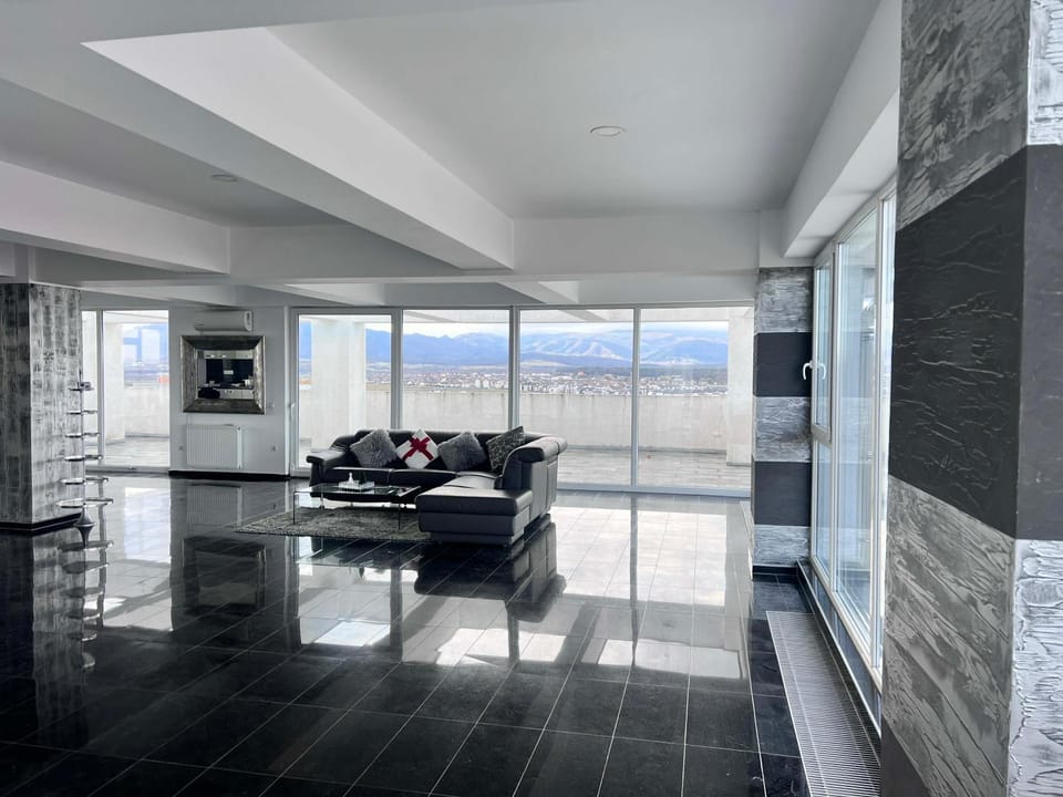 TV and multimedia, Living room, Seating area, Mountain view