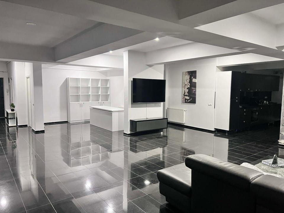 TV and multimedia, Living room, Seating area, Evening entertainment