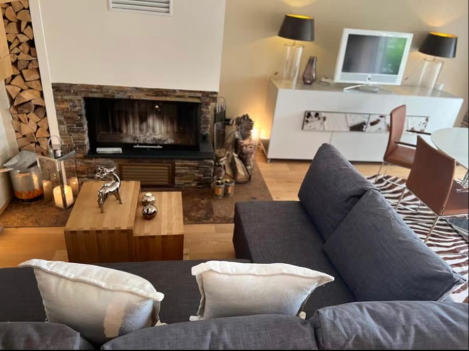 TV and multimedia, Kitchen or kitchenette, Living room, Seating area, flat iron