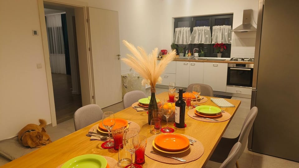 Coffee/tea facilities, Kitchen or kitchenette, Dining area, Food, oven, pet friendly, stove, toaster, kitchen