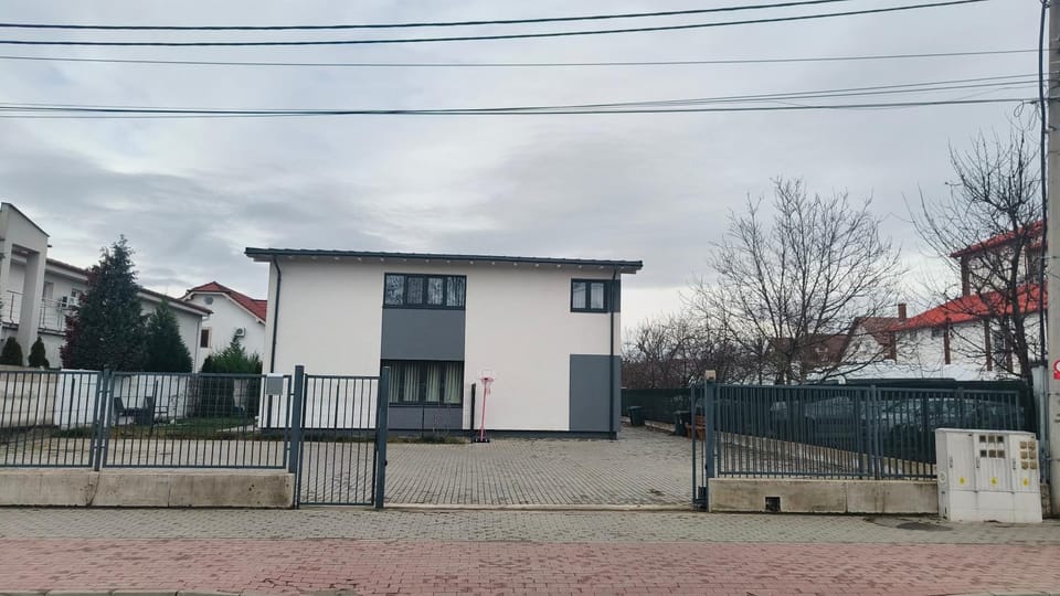 Property building, Day, Neighbourhood, Street view, Parking