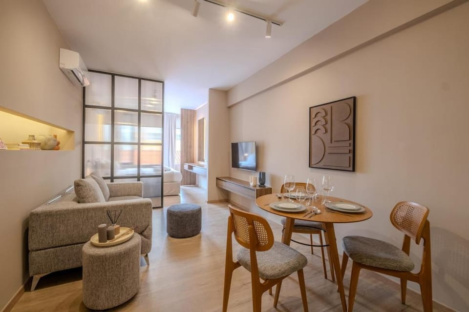 Elegant Suite Ermou Pedestrian Street Apartment in Athens