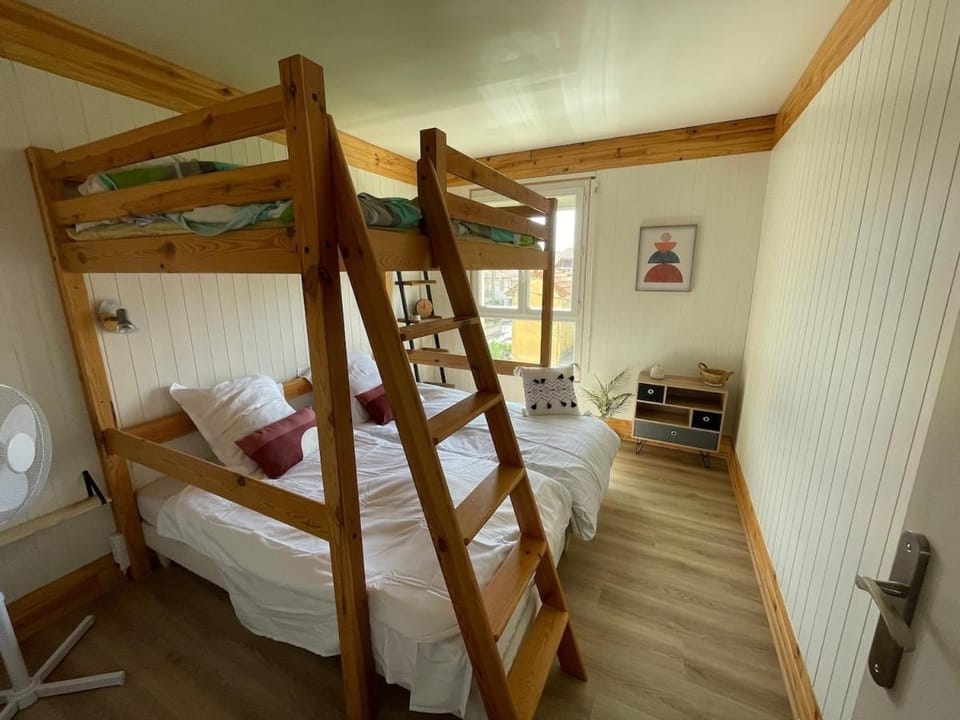 Bedroom, bunk bed