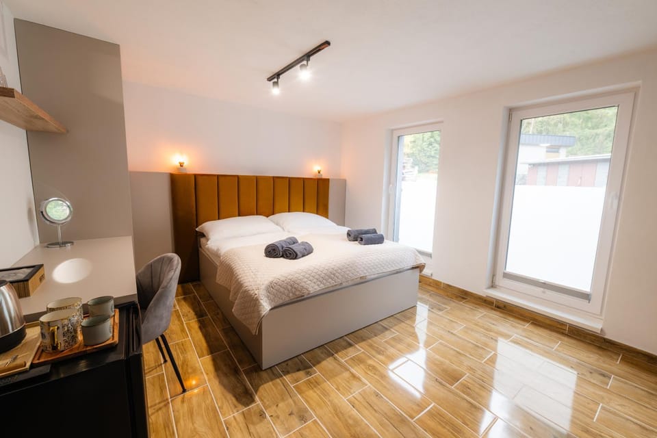 Photo of the whole room, Bedroom, towels