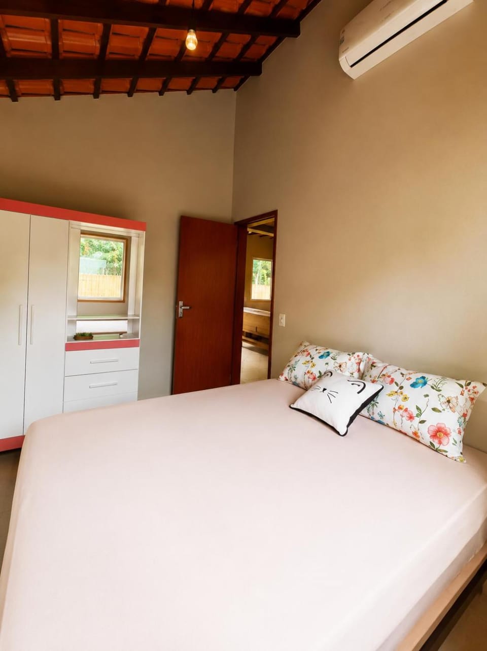 Bed, Photo of the whole room, Bedroom, wardrobe, air conditioner