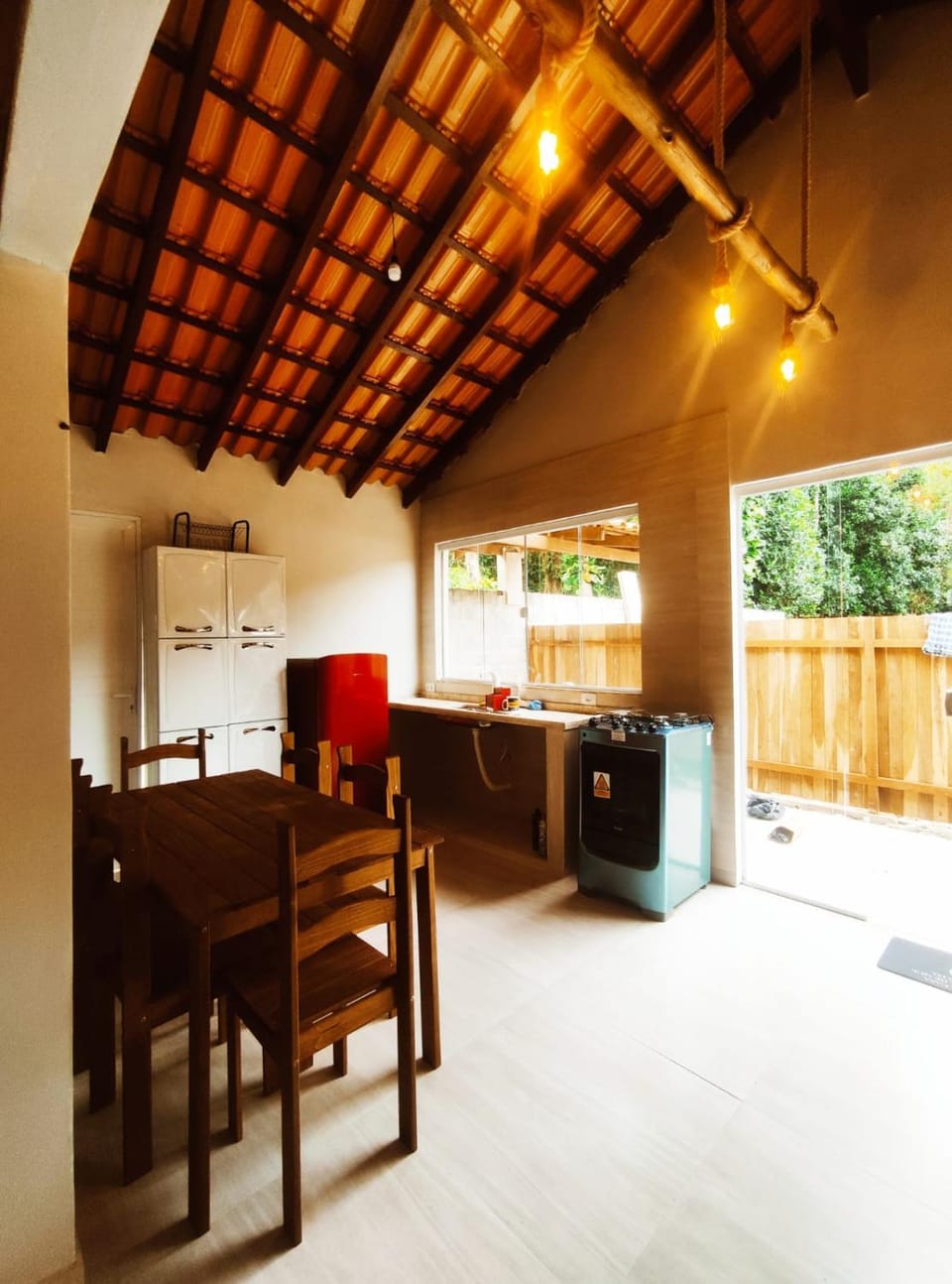 Kitchen or kitchenette, Dining area