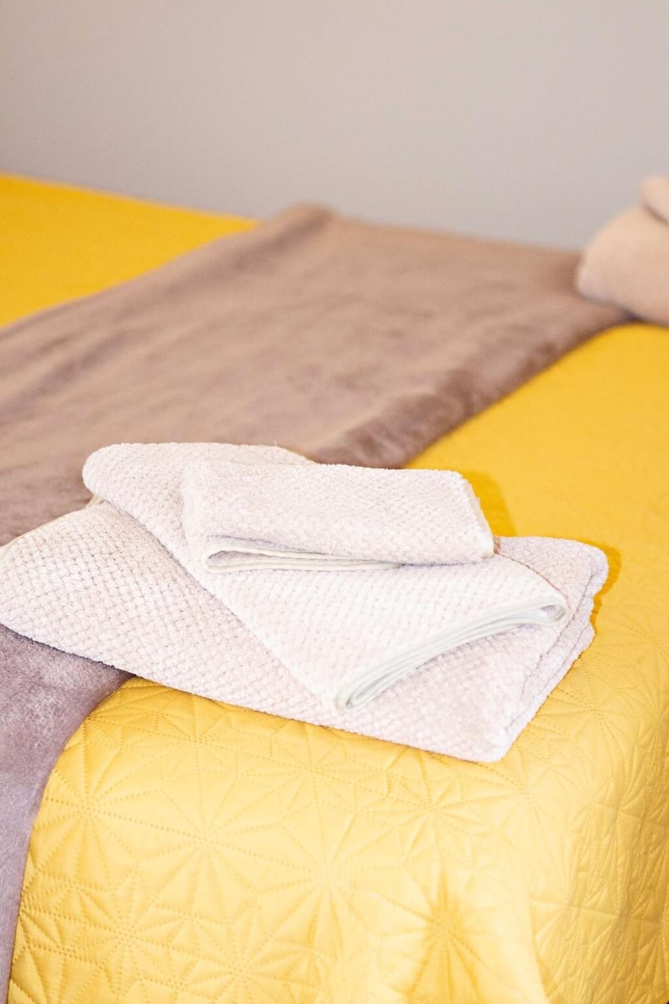Bed, Bedroom, towels