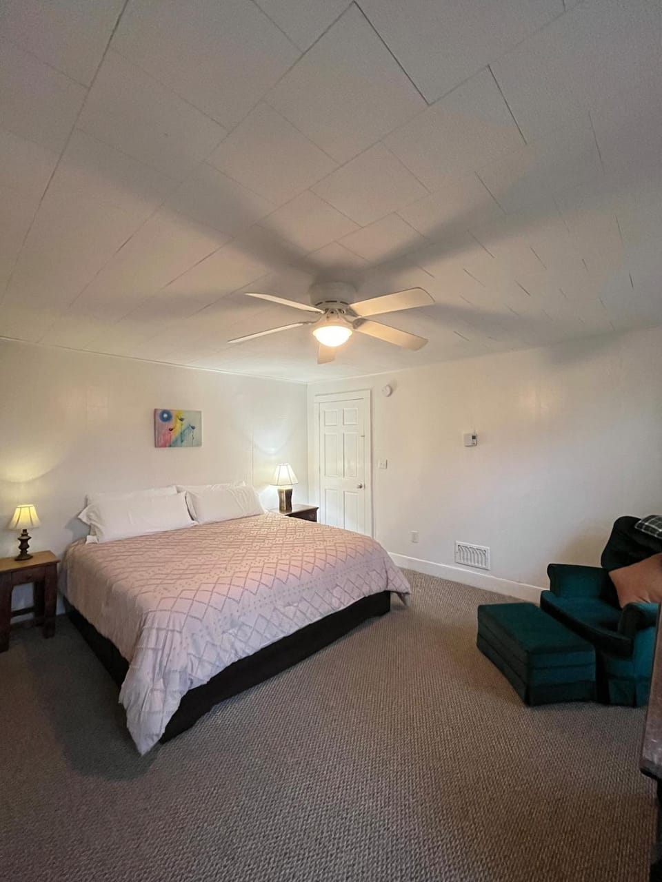 Bed, Photo of the whole room, Seating area, Bedroom