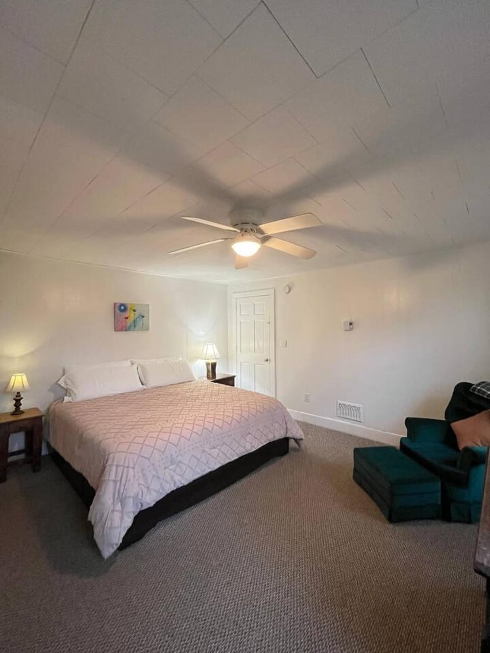 Bed, Photo of the whole room, Seating area, Bedroom