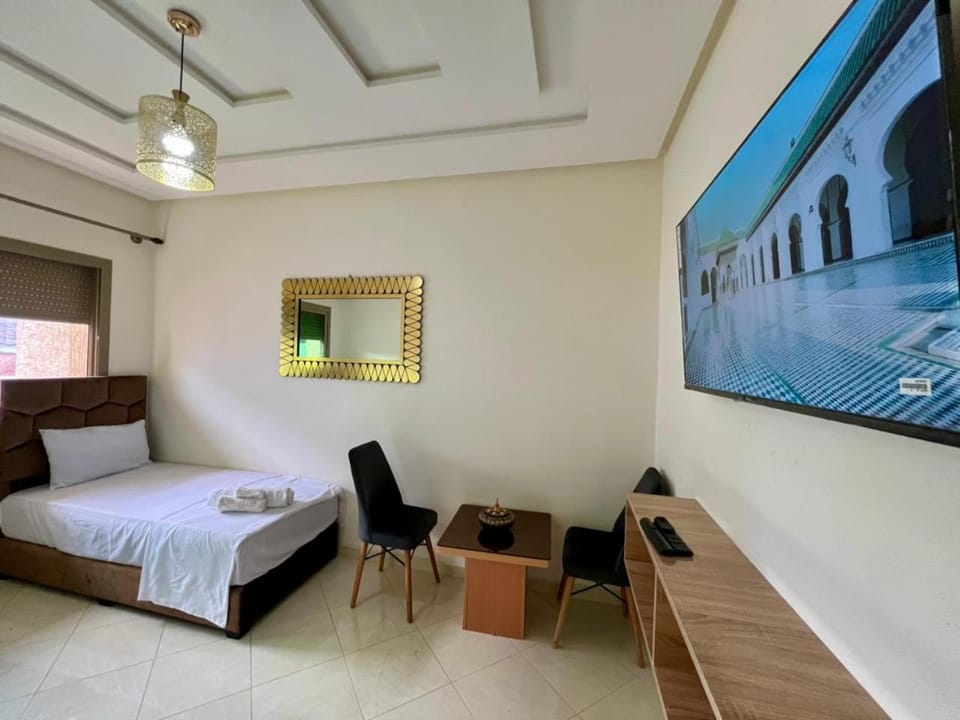 Bed, TV and multimedia, Living room, Photo of the whole room, Seating area, Bedroom