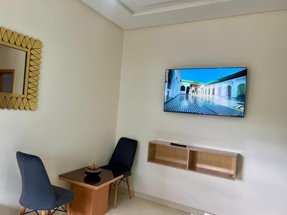 Communal lounge/ TV room, TV and multimedia, Living room, Seating area, Evening entertainment