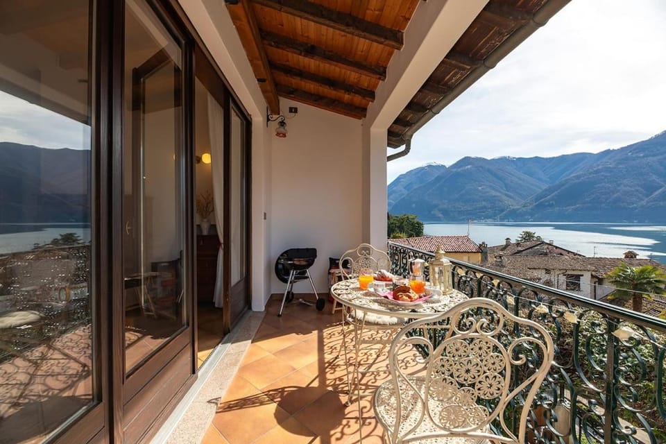 Natural landscape, Balcony/Terrace, Balcony/Terrace, Lake view, Mountain view
