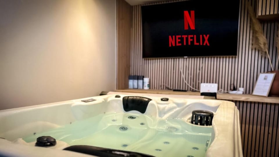 Hot Tub, TV and multimedia, Bath