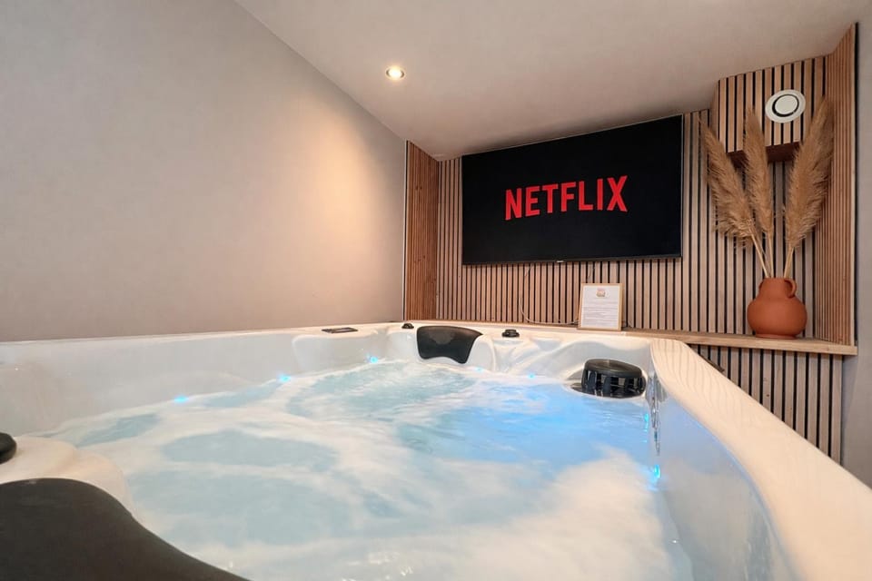 Hot Tub, TV and multimedia