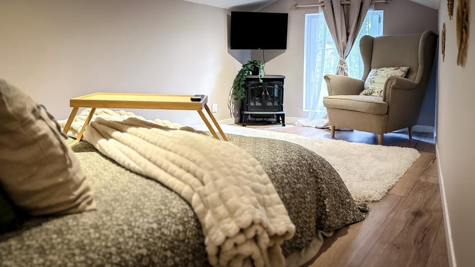 Bed, TV and multimedia, Photo of the whole room, Bedroom