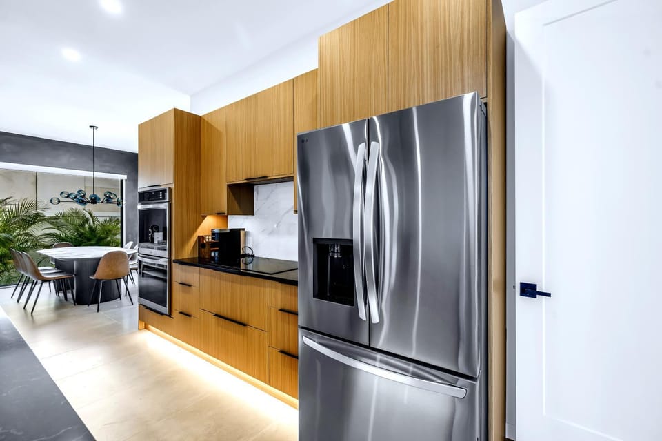 Kitchen or kitchenette, Dining area, oven