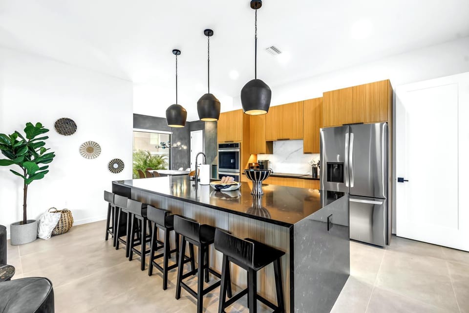Kitchen or kitchenette, Seating area, Dining area
