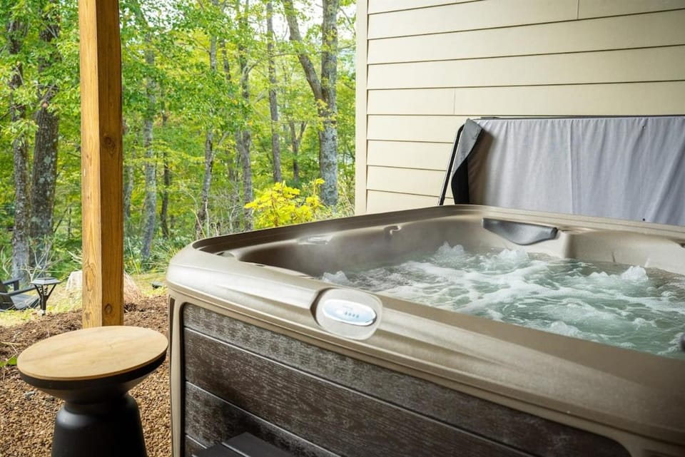 Luxury Mtn Home, Grandfather Mtn Views, Hot tub, Sauna Villa in Seven Devils