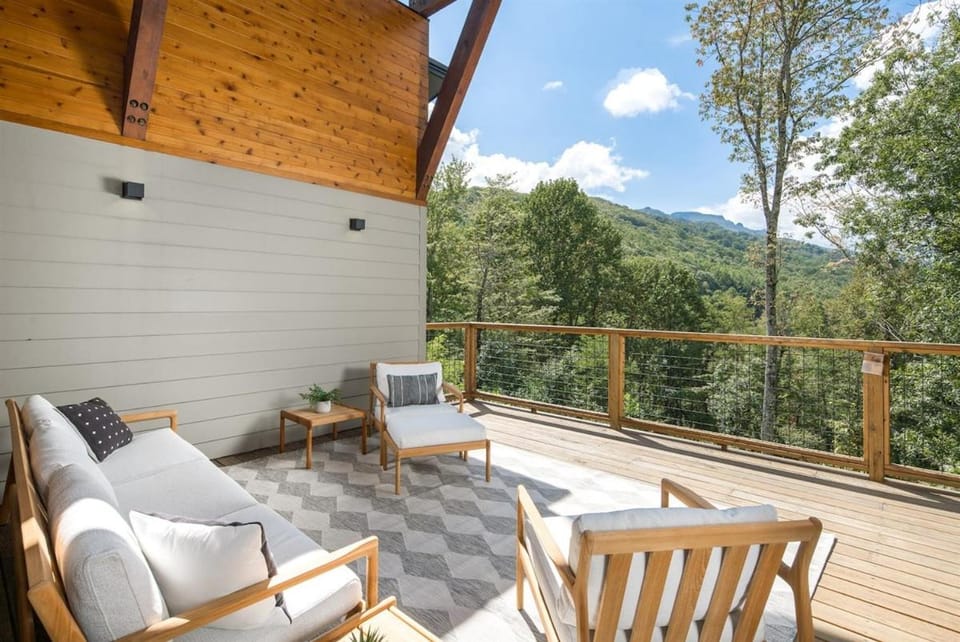Luxury Mtn Home, Grandfather Mtn Views, Hot tub, Sauna Villa in Seven Devils