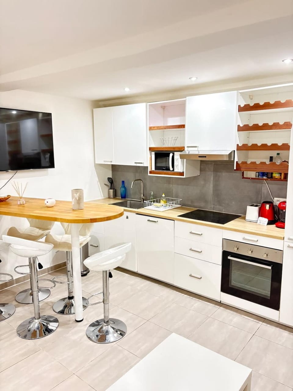 Kitchen or kitchenette, Dining area, stove
