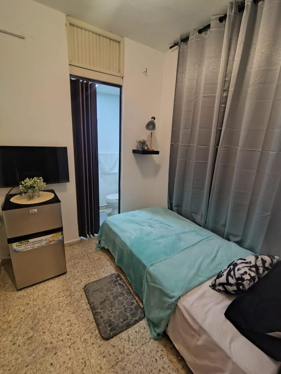 Bed, TV and multimedia, Photo of the whole room, Bedroom