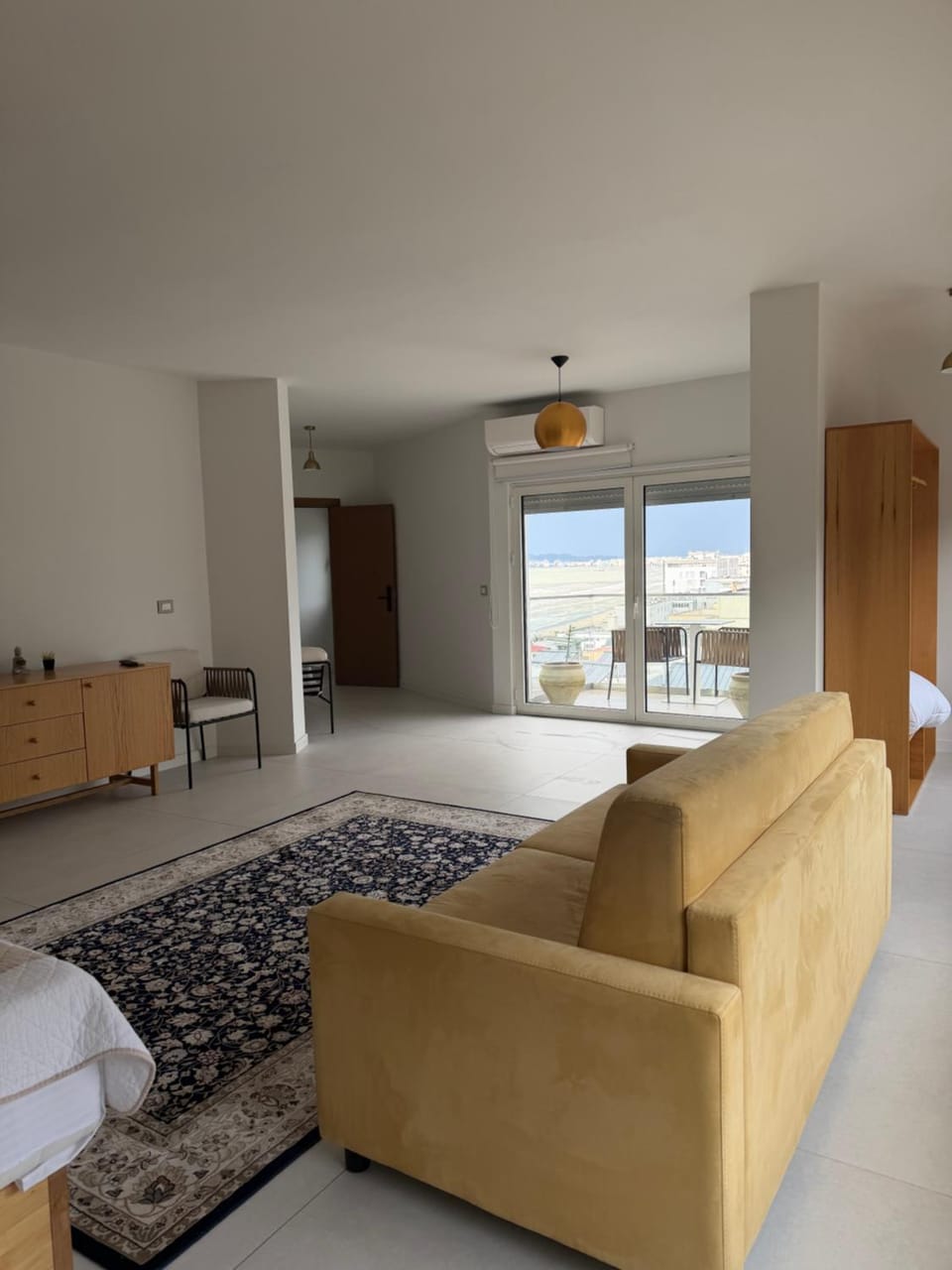 Bed, TV and multimedia, Photo of the whole room, Seating area, Bedroom, air conditioner