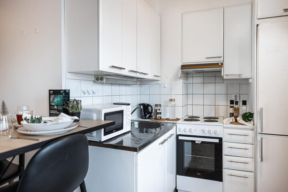 Coffee/tea facilities, Kitchen or kitchenette, Dining area, oven, stove