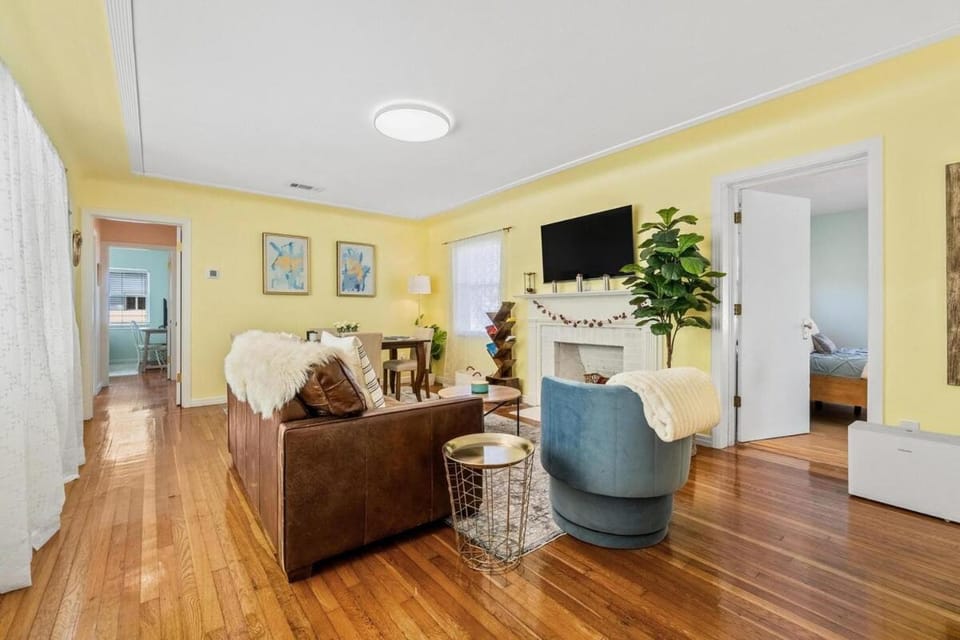 Weekend Promo at Nonna's Beach Cottage! Enjoy the Sunshine with a Short Walk to the Beach! House in Redington Beach