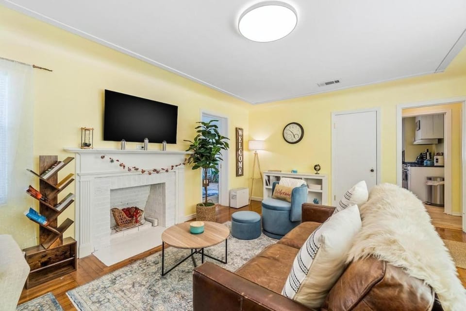 Weekend Promo at Nonna's Beach Cottage! Enjoy the Sunshine with a Short Walk to the Beach! House in Redington Beach