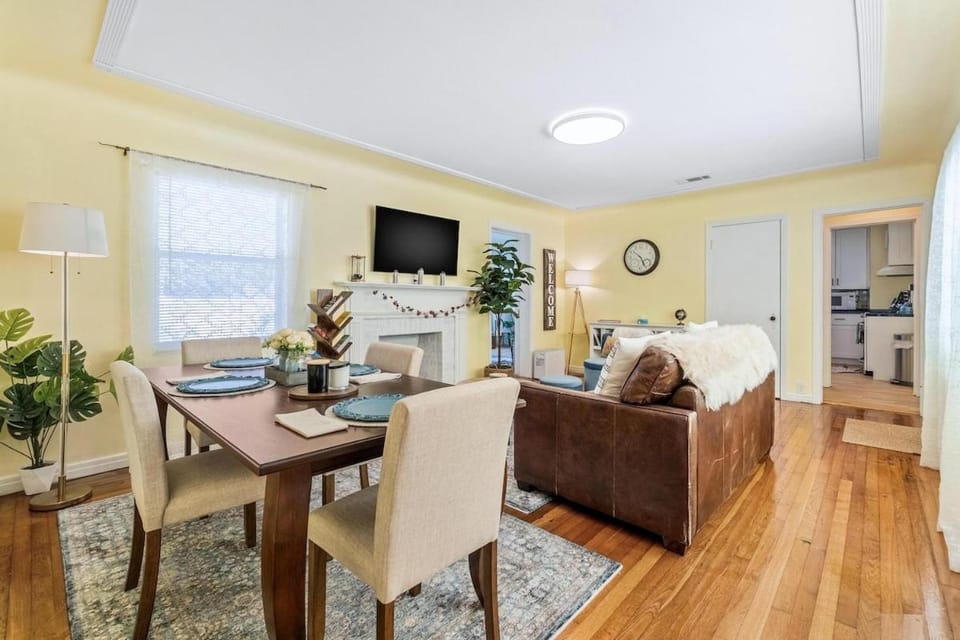 Weekend Promo at Nonna's Beach Cottage! Enjoy the Sunshine with a Short Walk to the Beach! House in Redington Beach