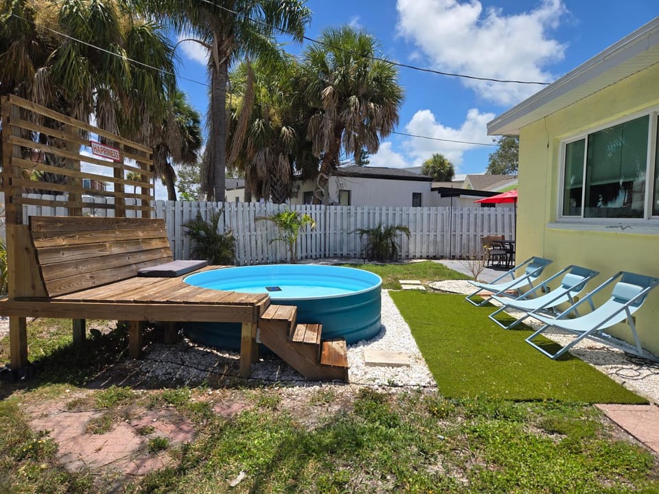 Family Fun at Nonna's Beach Cottage! Enjoy the Sunshine with a Short Walk to the Beach and cool off in the Small Pool! House in Redington Beach