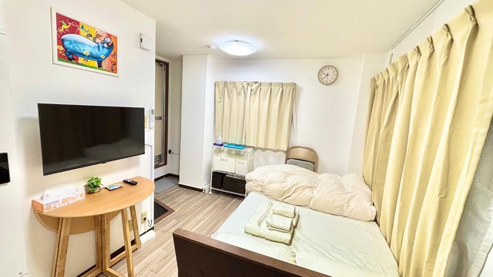 Bed, TV and multimedia, Living room, Photo of the whole room, Bedroom, towels