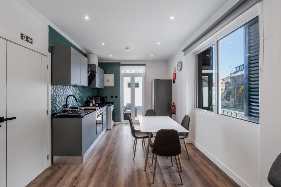 Kitchen or kitchenette, Dining area, oven, stove