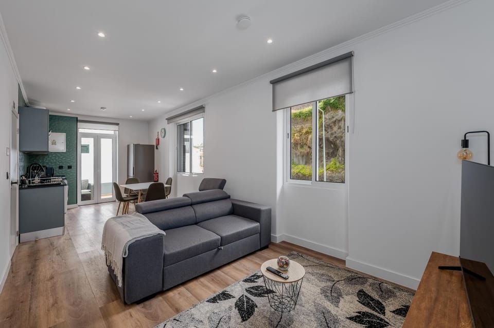 TV and multimedia, Kitchen or kitchenette, Living room, Seating area