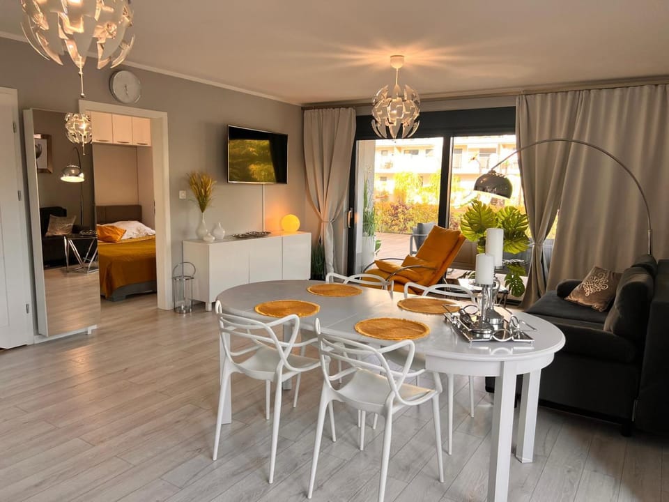 Living room, Photo of the whole room, Seating area, Dining area, Food