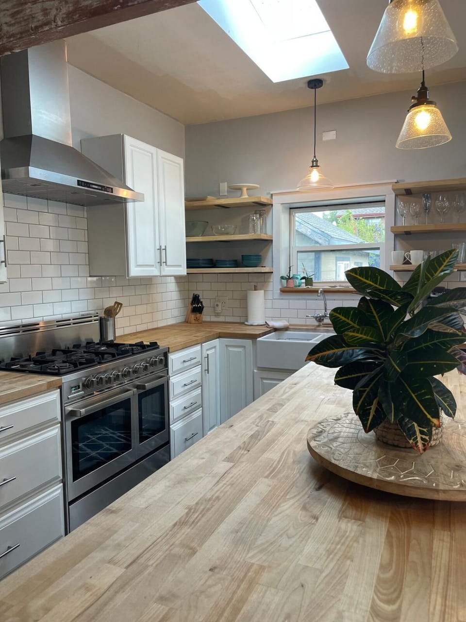 Sunlit Surf House 4BR Downtown Walk to beach House in Santa Cruz